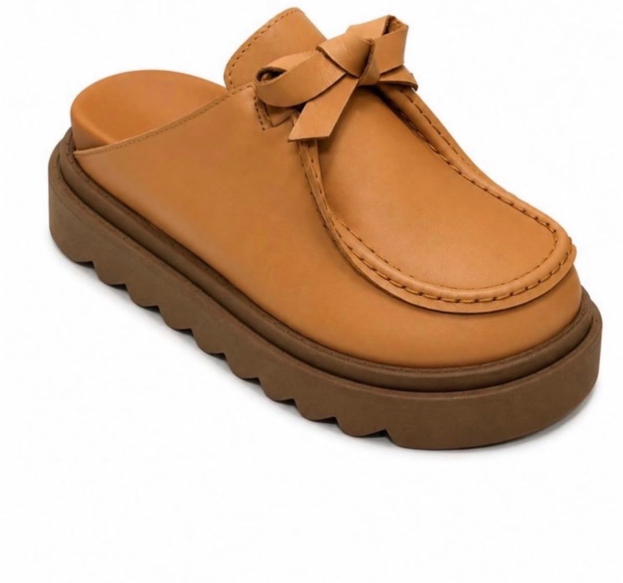 Mocassim em camurça com aplicações douradas