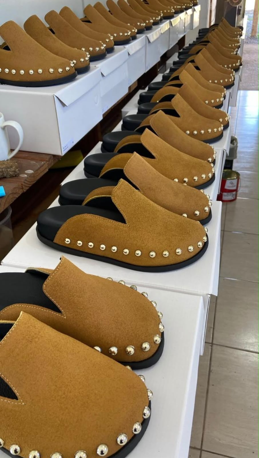 Detalhe do acabamento artesanal dos calçados Mag Moraes