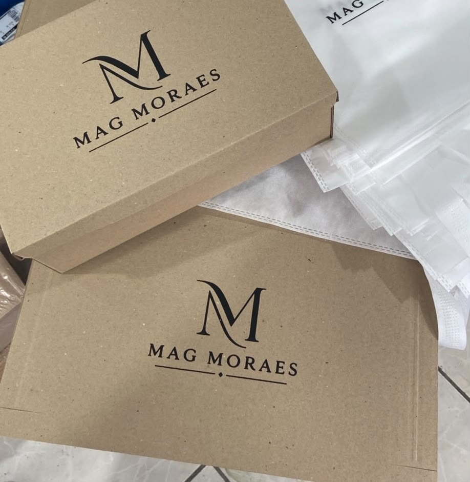 Embalagens assinadas Mag Moraes no ateliê
